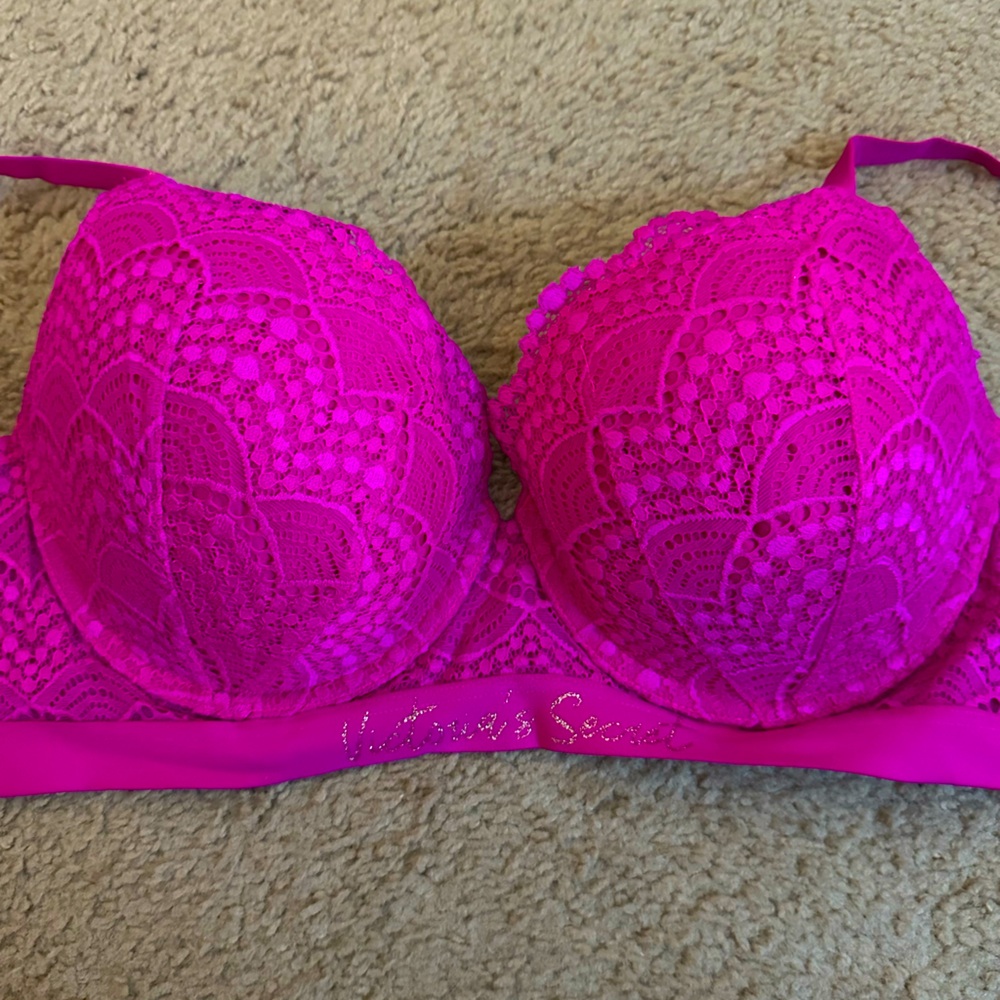 **Victoria’s Secret Push Up Bra 36D - in Excellent Condition**